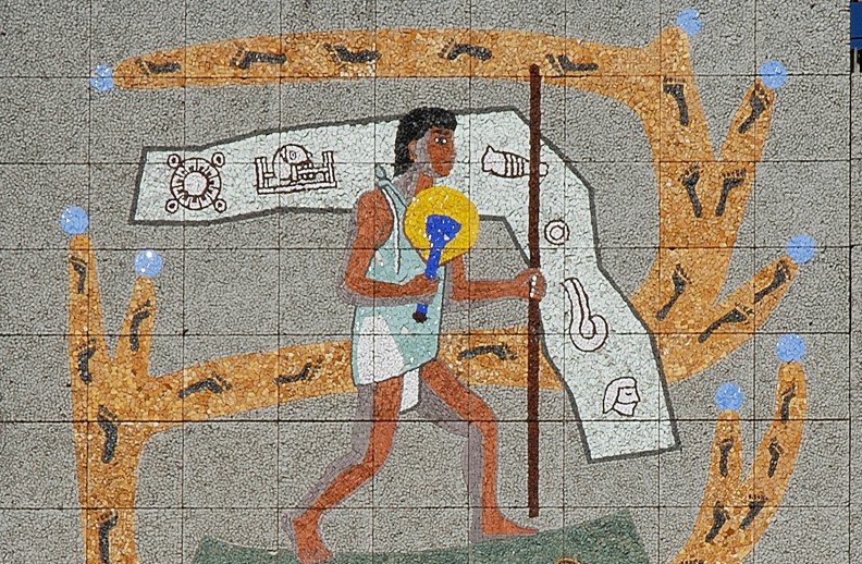 Cartero azteca-mensajero divino o que va de prisa.jpg Cartero azteca “mensajero divino o que va de prisa”, corona el mural de Los Aztecas. SCT.