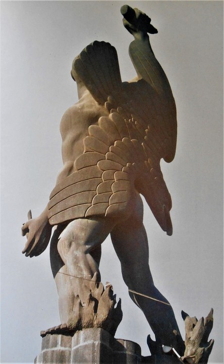 Águila que desciende.jpg Águila que desciende, el símbolo de Cuauhtémoc. SCT.