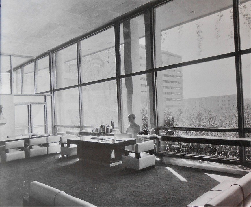 Oficina en el edificio B con dos bustos realizados por Zúñiga.jpg Oficina en el edificio B con dos bustos realizados por Zúñiga: detrás del escritorio y sobre una repisa (extremo izquierdo). SCT.
