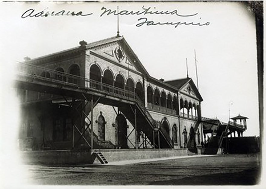 aduana.png Aduana marítima en el puerto de Tampico en el estado de Tamaulipas, uno de los primeros en presentar los efectos de la influenza española. Reproducción autorizada por el INAH.