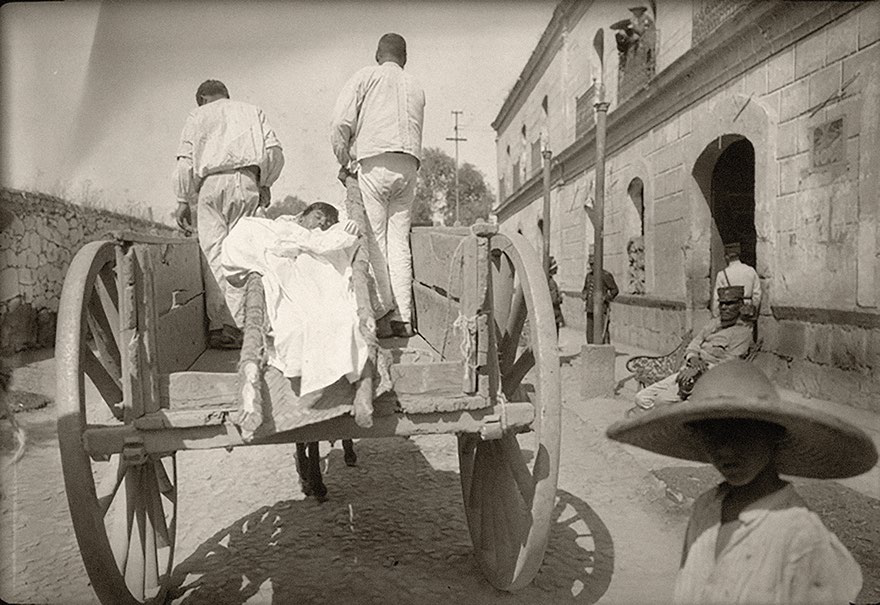 carreta.png Enfermo de influenza española transportado en carreta. Reproducción autorizada por el INAH.