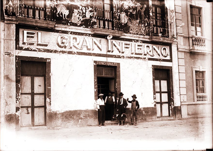 infierno.png En los ayuntamientos donde se habían registrado casos de influenza española fueron cerrados todo tipo de establecimientos comerciales, como las tepacherías y pulquerías. Reproducción autorizada por el INAH.