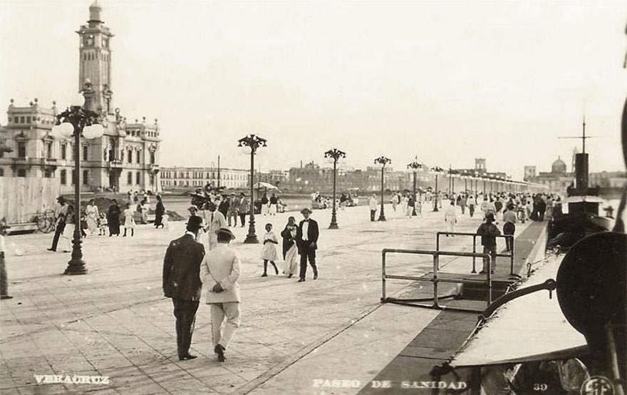 puerto.png En el puerto de Veracruz comenzaron también los primeros brotes de la influenza española. https://aguapasada.wordpress.com/2015/10/20/veracruz-kiosco-la-atlantida-1918-1930s/