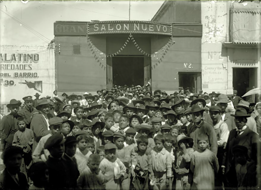 salon.png Centros de diversión, grandes y modestos como el Gran Cine Salón Nuevo, suspendieron sus servicios a causa de la influenza española en 1918. Reproducción autorizada por el INAH.