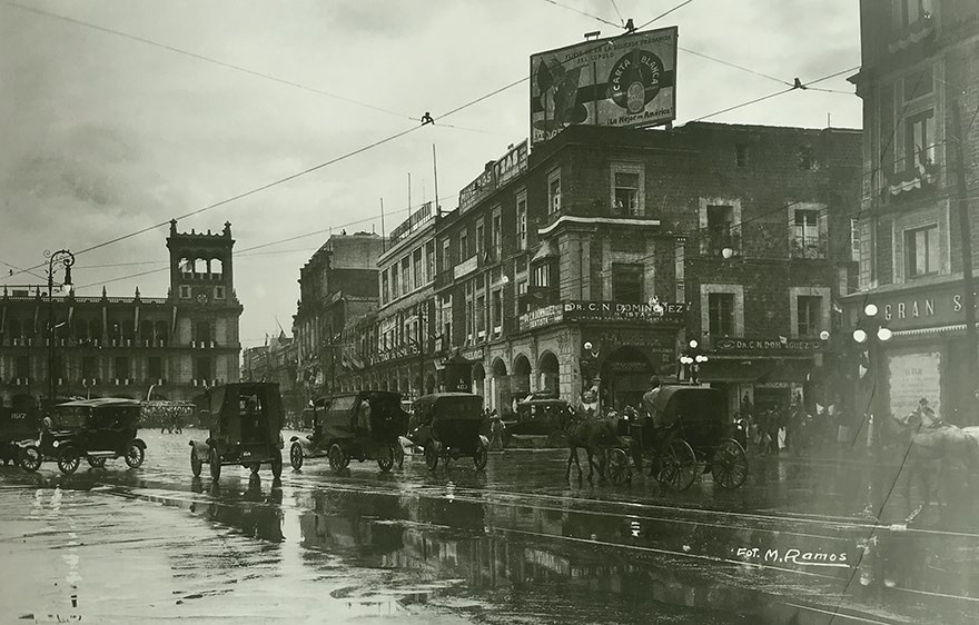 zocalo.png El tráfico habitual en el zócalo de la ciudad de México, un día de 1917. Libro: Manuel Ramos. Fervores y epifanías en el México moderno.