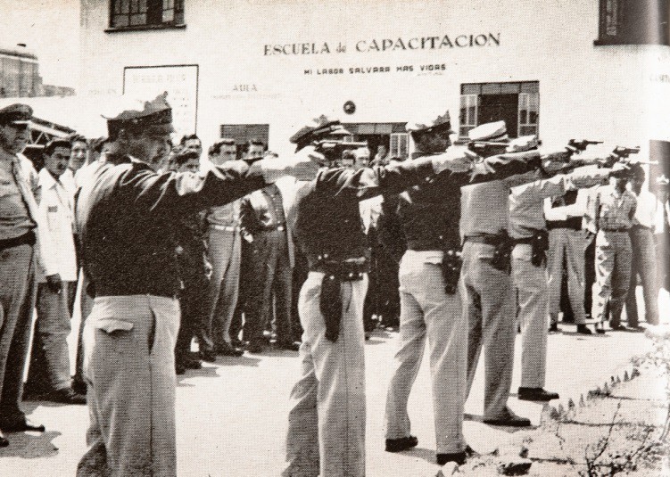 Alumnos de la Escuela de Capacitación de la PFC.jpg Alumnos de la Escuela de Capacitación de la PFC en uno de sus exámenes finales. Memorias SCT 1953-1954.