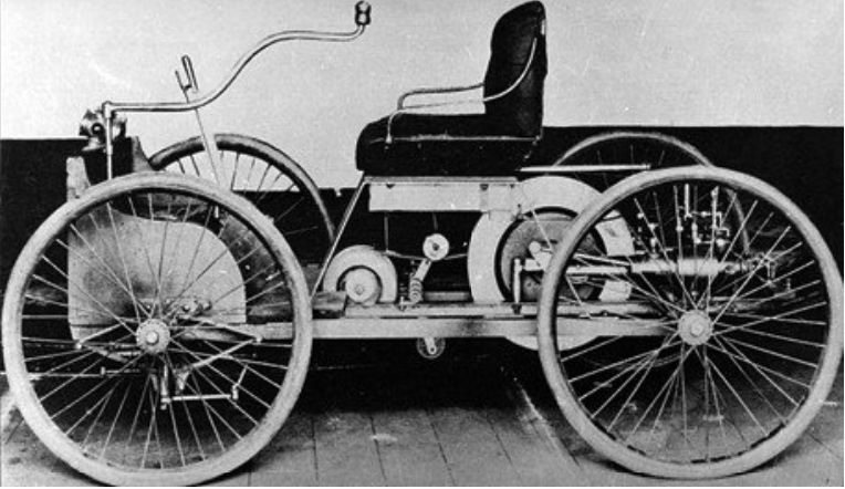 Automóvil, 1895.png Automóvil modelo 1895. Reproducción Autorizada por el Instituto Nacional de Antropología e Historia.