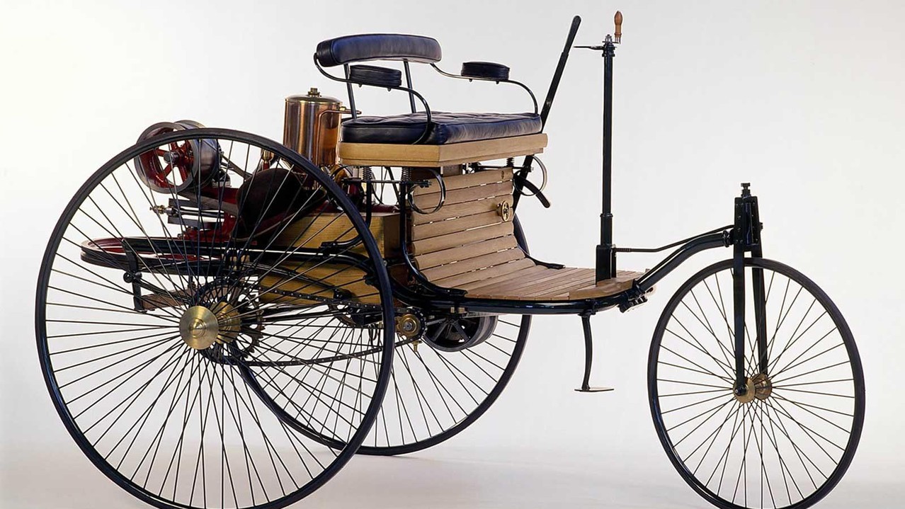 Primer auto d ela historia.jpg El primer auto en el mundo: el triciclo Daimler-Benz, alcanzó una velocidad de 20 km por hora. https://www.abc.es/motor/reportajes/abci-primer-coche-historia-cumplen-130-anos-genuino-mercedes-201601191615_noticia.html