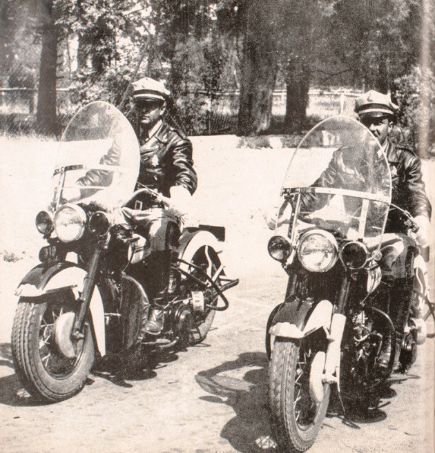 Jinetes en sus caballos de acero.jpg “Jinetes en sus caballos de acero” vigilan las carreteras de México. Memorias SCT 1953-1954.