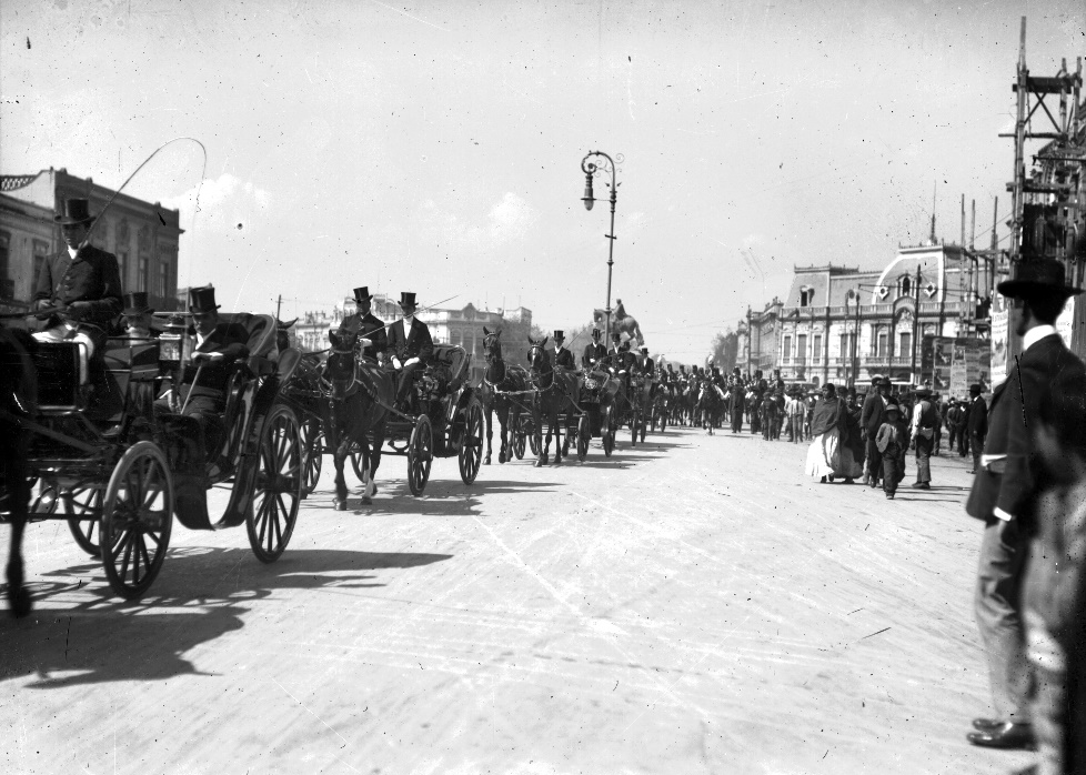 Desfile de carruajes teniendo como fondo el inicio del paseo de la Reforma.png Desfile de carruajes teniendo como fondo el inicio del paseo de la Reforma con el monumento a Carlos IV (el “caballito”). Reproducción autorizada por el INAH.