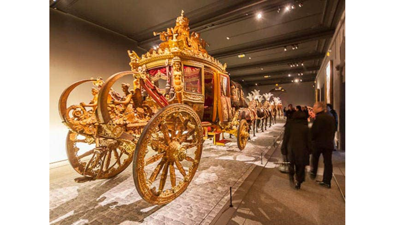 Los últimos monarcas franceses.png Los últimos monarcas franceses solían desplazarse en este tipo de carrozas de gran lujo, tiradas al menos por seis caballos ricamente ornamentados. En una carroza parecida a ésta, se transportó en la ciudad de México la marquesa Calderón de la Barca. https://www.pariscityvision.com/es/versalles/museos-versalles