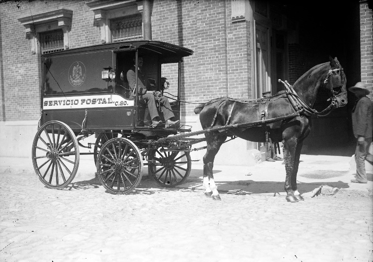 Modo de transporte empleado en la ciudad capital por la Dirección de Correos.png Modo de transporte empleado en la ciudad capital por la Dirección de Correos, adscrita a la Secretaría de Comunicaciones y Obras Públicas. Reproducción autorizada por el INAH.