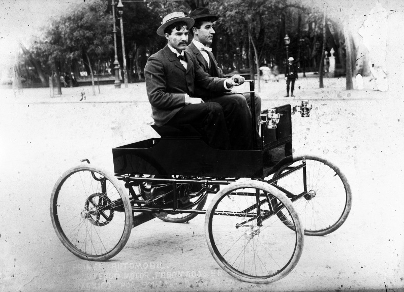 Primer automóvil fabricado en México por Alexander Byron.png Primer automóvil fabricado en México por Alexander Byron Moler y William P. de Gress. Reproducción autorizada por el INAH.