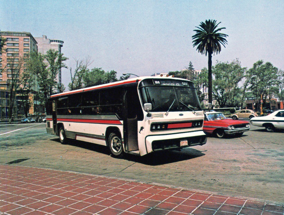 Autobús delfín.jpg Autobús “delfín” transporte de exportación en el cruce de paseo de la Reforma y la calle de Niza. https://twitter.com/cdmexeneltiempo/status/1208497672287481856?lang=da