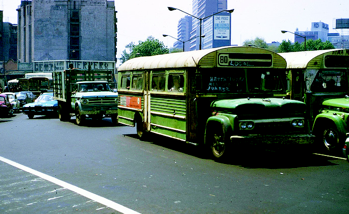 Camiones de color verde pistache y blanco en una glorieta del paseo de la Reforma. http://www.pasajero7.com/esquina-bajan/ 
