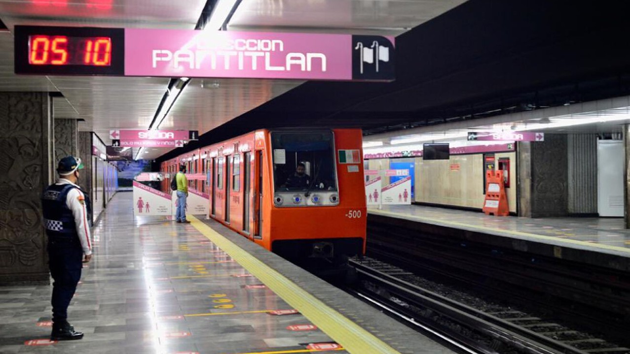 El Metro (Sistema de Transporte Colectivo).jpg El Metro (Sistema de Transporte Colectivo) vino a solucionar el gran problema de movilidad que tenía la capital del país a fines de los años sesenta. https://www.marca.com/claro-mx/trending/2021/01/25/600f2a83ca4741ff1a8b456c.html