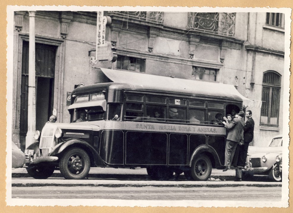 Primeros transportes de pasajeros en los años veinte y treinta.jpg Primeros transportes de pasajeros en los años veinte y treinta del siglo XX. Zubieta y Aramburu, Fernando. El transporte en la Ciudad de México, Ayer y Hoy 1922-1942 Ed. S/d 1965. Biblioteca del Museo de la Ciudad de México.