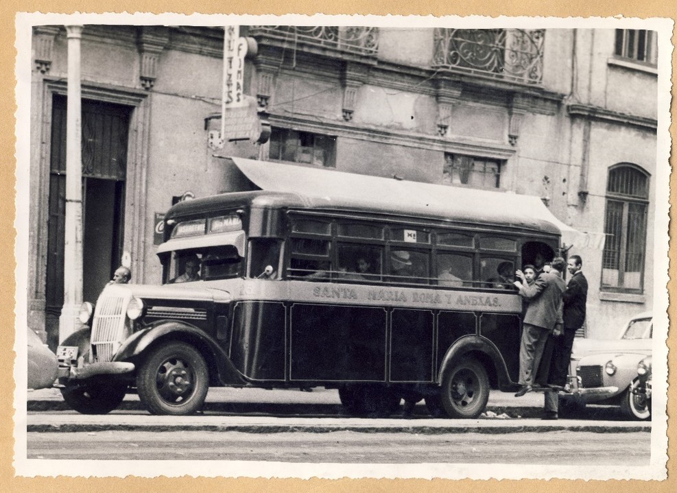 Primeros transportes de pasajeros en los años veinte y treinta del siglo XX. Zubieta y Aramburu, Fernando. El transporte en la Ciudad de México, Ayer y Hoy 1922-1942 Ed. S/d 1965. Biblioteca del Museo de la Ciudad de México.