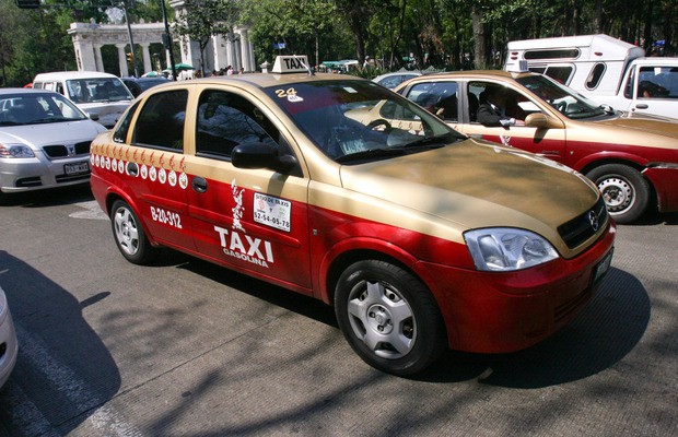 Con los colores del héroe.jpg Con los colores del héroe, el taxi Iron Man circula por toda la ciudad. https://img.maspormas.com/2016/09/taxi-6.jpg