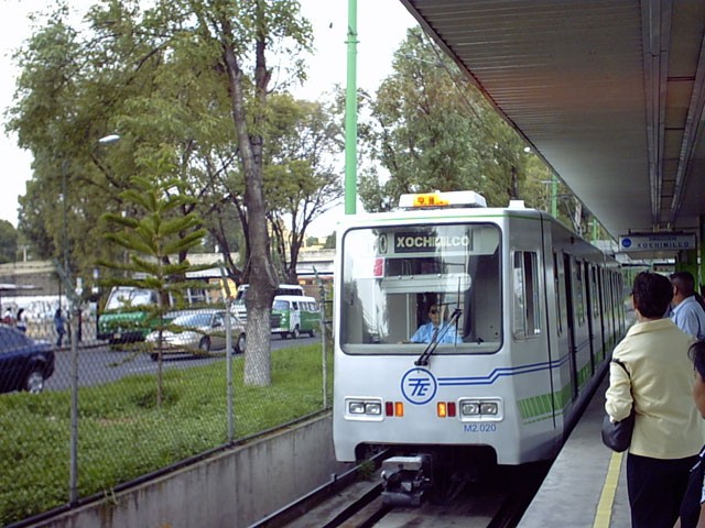 El Tren Ligero.jpg El Tren Ligero resuelve la demanda de los capitalinos del sur de la urbe. https://commons.wikimedia.org/wiki/File:Light_rail_estadio_azteca.jpg