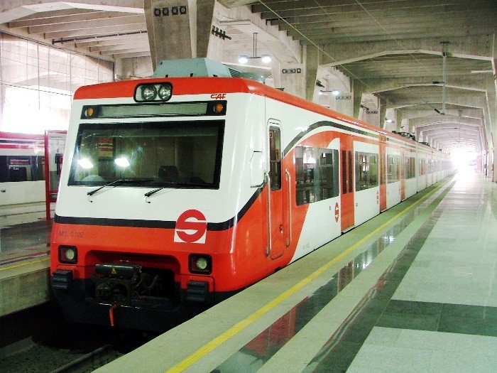El Tren Suburbano enlaza lugares importantes de la ciudad y del estado de México. https://upload.wikimedia.org/wikipedia/commons/d/d1/Ferrocarril_Suburbano_de_la_Zona_Metropolitana_del_Valle_de_M%C3%A9xico_estaci%C3%B3n_Buenavista.jpg