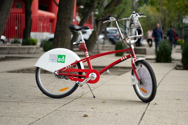 La ecobici.jpg La ecobici, un transporte ligero, saludable y carente de cualquier tipo de emisiones contaminantes, se ha posicionado muy bien entre los habitantes de la megalópolis. https://upload.wikimedia.org/wikipedia/commons/thumb/0/01/Ecobici_Mec%C3%A1nica.jpg/1280px-Ecobici_Mec%C3%A1nica.jpg