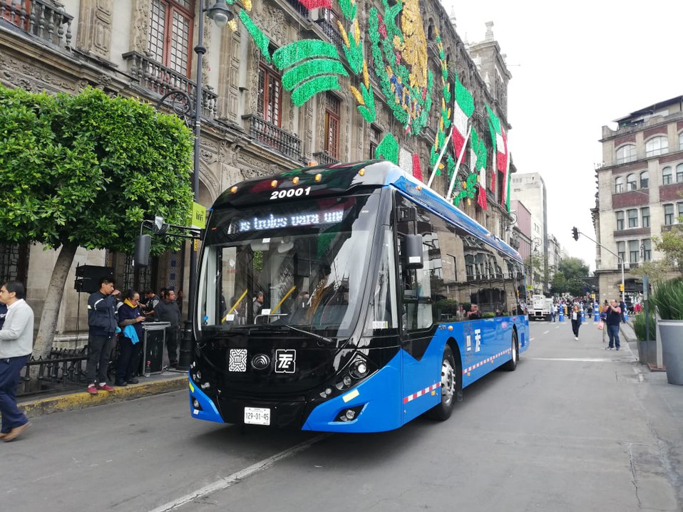 Modernos trolebuses.jpg Modernos trolebuses con la más avanzada tecnología en su ramo, circulan ya por las calles de la ciudad. https://upload.wikimedia.org/wikipedia/commons/f/f0/Troleb%C3%BAs_de_la_Ciudad_de_M%C3%A9xico.jpg