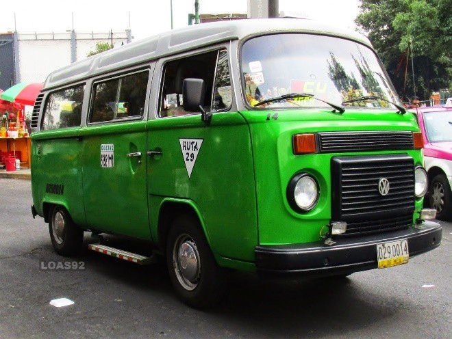 Popular al máximo, resulta el uso de la combi en la historia del transporte en la Ciudad de México. http://soloautobus.blogspot.com/2015/04/volkswagen-combi.html