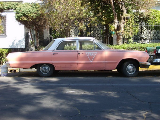 Taxi coral, cobraba más que cualquier otro taxi común. https://www.atraccion360.com/historia-de-los-taxis-coral-en-el-df