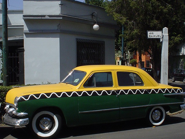 Taxi cotorra.jpg Taxi cotorra y sus alegres colores. http://larutaparalosolvidos.blogspot.com/2007/09/retazos-visuales.html