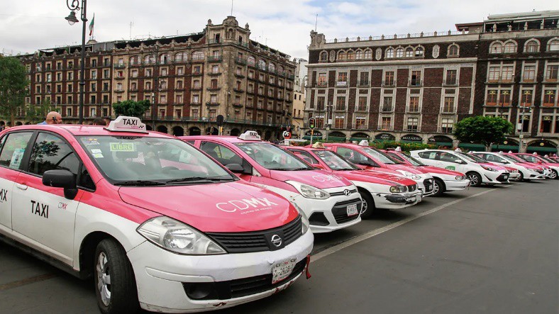 Taxis rosas con blanco.jpg Taxis rosas con blanco, colores inspirados en la defensa de los derechos de las mujeres. https://lopezdoriga.com/ciencia-tecnologia/la-app-para-aumentar-seguridad-en-taxis-de-la-ciudad-de-mexico/
