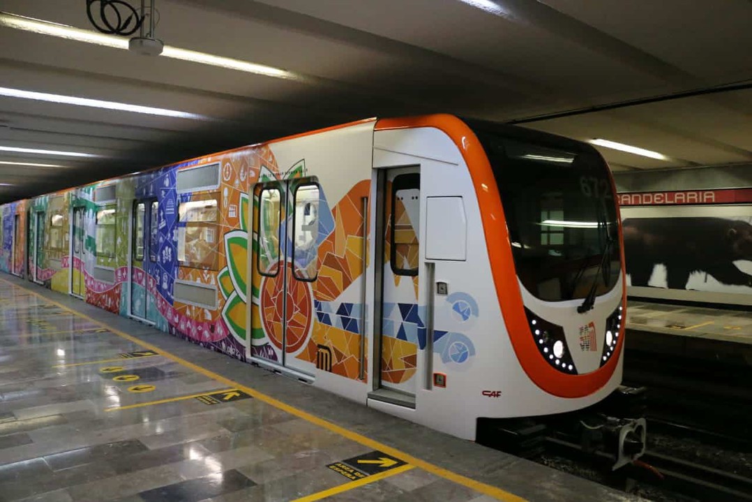 Tren Quetzalcóatl en la estación Candelaria.jpg Tren Quetzalcóatl en la estación Candelaria de la Línea 1. https://upload.wikimedia.org/wikipedia/commons/8/81/NM-16_en_la_estaci%C3%B3n_Candelaria_de_la_L%C3%ADnea_1.jpg