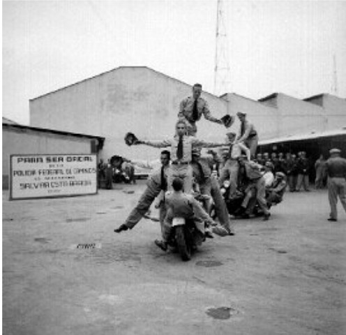 Motociclistas acróbatas de la Policía Federal de Caminos ejecutando una de sus suertes. Reproducción autorizada por el INAH.