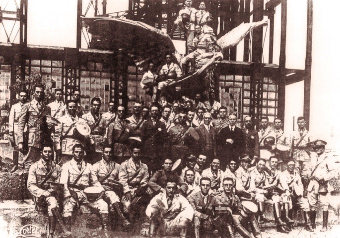 Primer escuadrón de Agentes.jpg Primer escuadrón de Agentes Vigilantes de la Oficina de Tránsito 1928. Comisionado Nacional de Seguridad.
