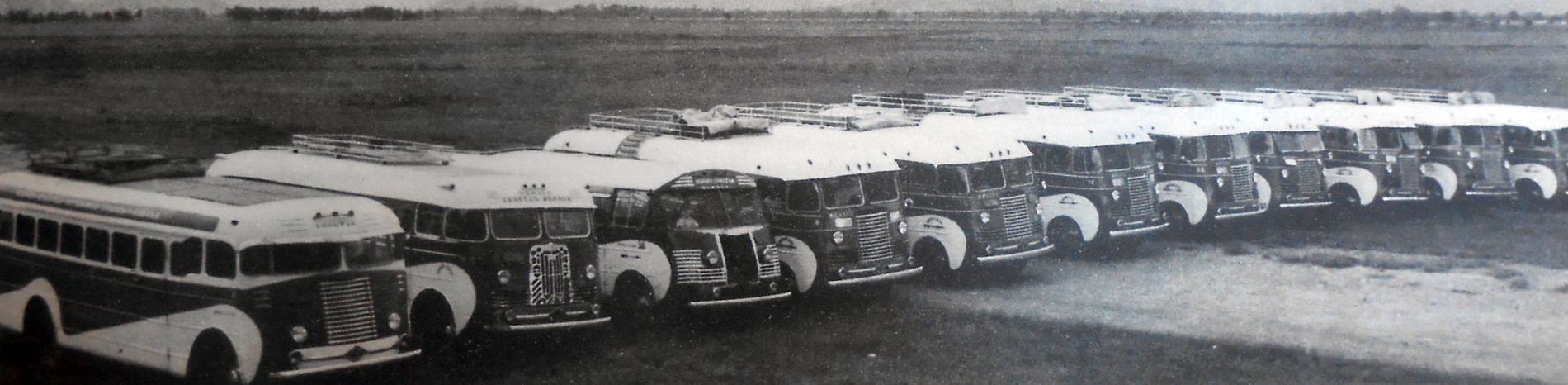 VA DERECHA LA FLECHA ROJA Camiones del Sindicato de Propietarios de Autos Pullman de la línea México-Cuautla- Matamoros-Oaxaca y Anexas, 1949. Libro: México. Colección Álbum de Oro de América.