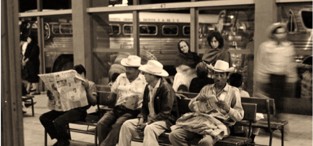 estacion flecha rojajpg.jpg Escena de una típica sala de espera en la estación de autobús de la ciudad de Guadalajara, 1958. Reproducción autorizada por el Instituto Nacional de Antropología e Historia.