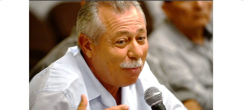 Exdirector del Centro SCT Campeche Siempre ha visto a la SCT.jpg Exdirector del Centro SCT Campeche. Siempre ha visto a la SCT como una gran familia. “Desde pequeño tuve esa formación, soy hijo de un ex caminero. Mi padre trabajaba en el área administrativa, todos sus jefes eran ingenieros y pensé: yo quiero ser ingeniero, porque también quiero ser jefe.”