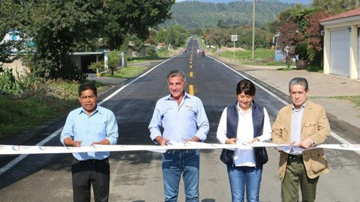 3 Martha Vélez Xaxalpa.jpg Ing. Martha Vélez Xaxalpa cortando parte del listón inaugural de un nuevo camino. SICT