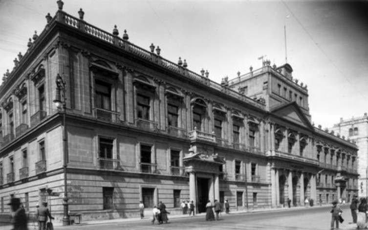 El majestuoso palacio de Minería.jpg El majestuoso palacio de Minería, sede por años de la Escuela Nacional de Ingenieros y cuna de destacadas ingenieras e ingenieros. Reproducción autorizada por el INAH.